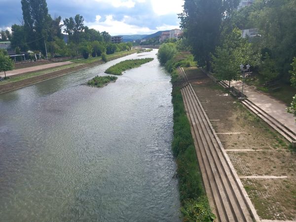 Heqet pjesa e dëmtuar e urës për këmbesorë nga shtrati i lumit Ibër