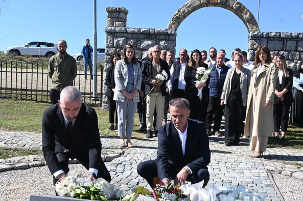 Kryetari Atiq merr pjesë në homazhet për heronjët Fehmi dhe Xhevë Lladrovci, si dhe Fatime Hetemi