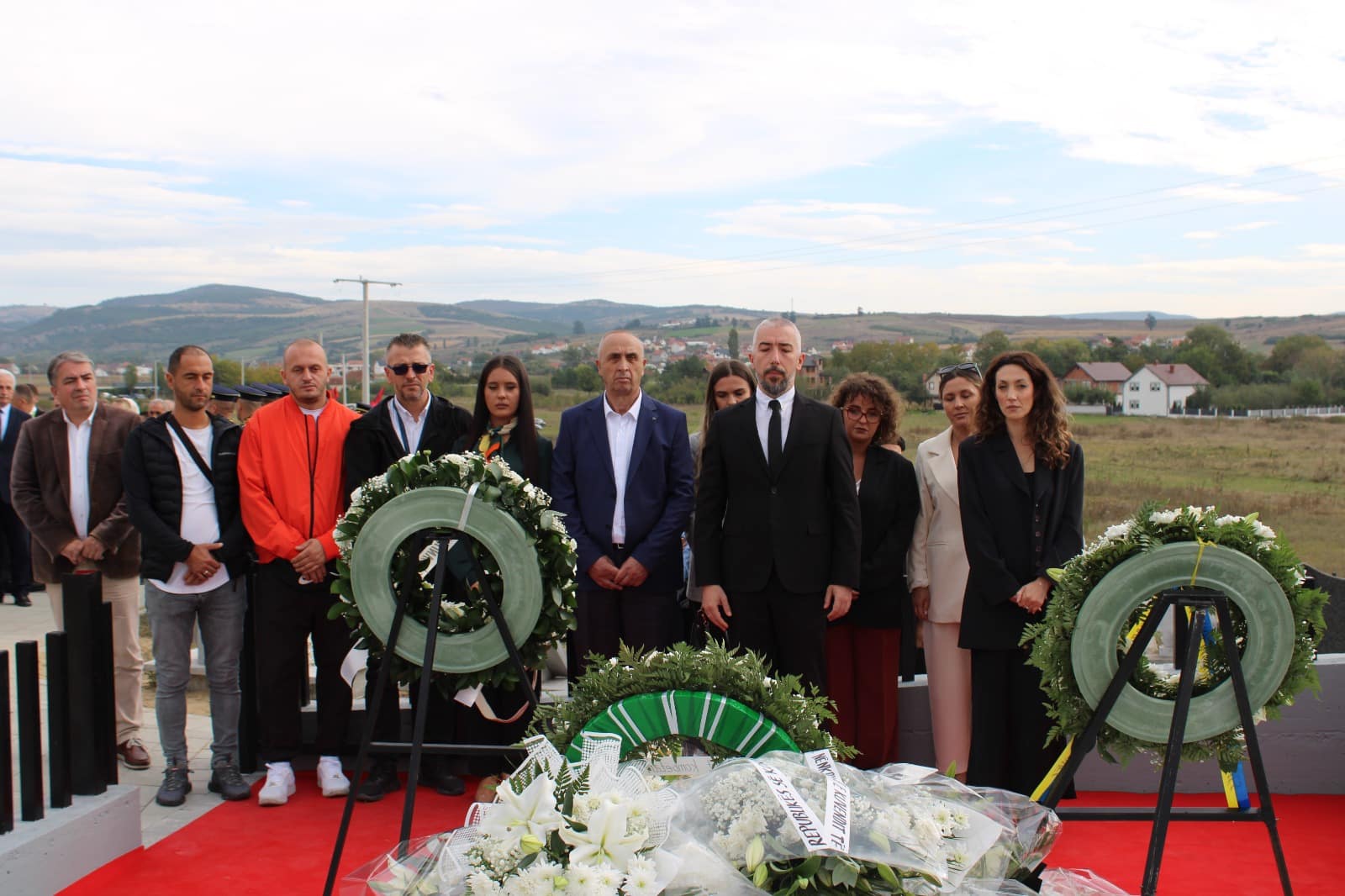 Kryetari Atiq dhe stafi i tij marrin pjesë në homazhe për nder të heroit Afrim Bunjakut